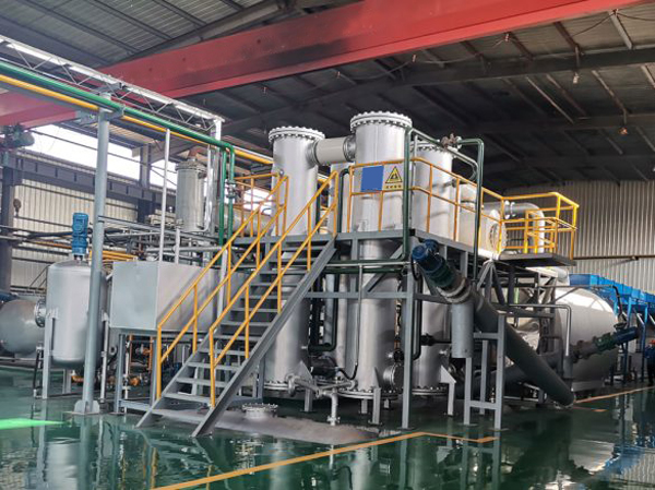 废轮胎炼油设备.jpg 废轮胎炼油设备.jpg